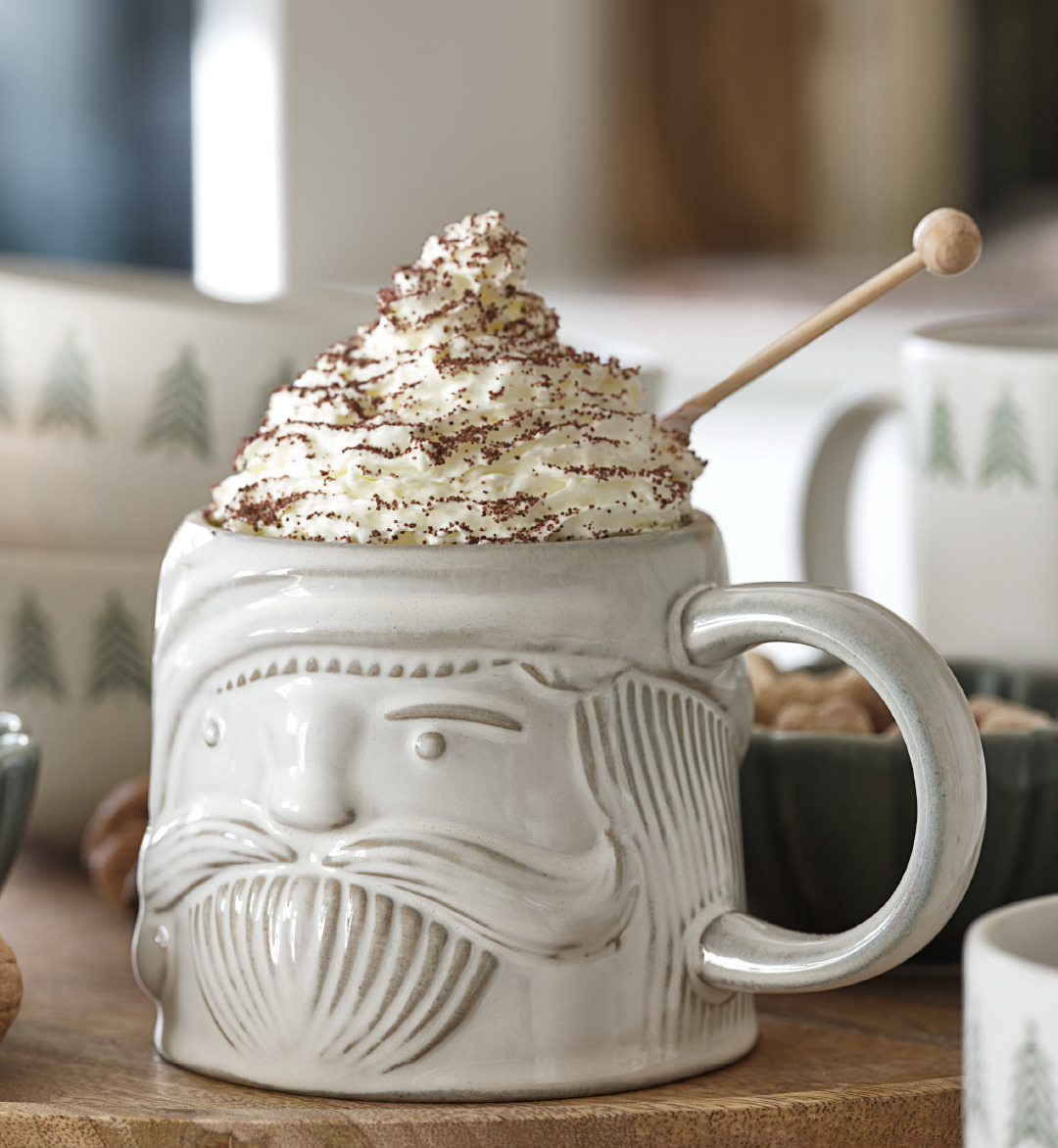 Tasse de Noël PYNT avec un visage de Père Noël Tasse de Noël avec un chapeau de crème fouettée et une pincée de cacao
