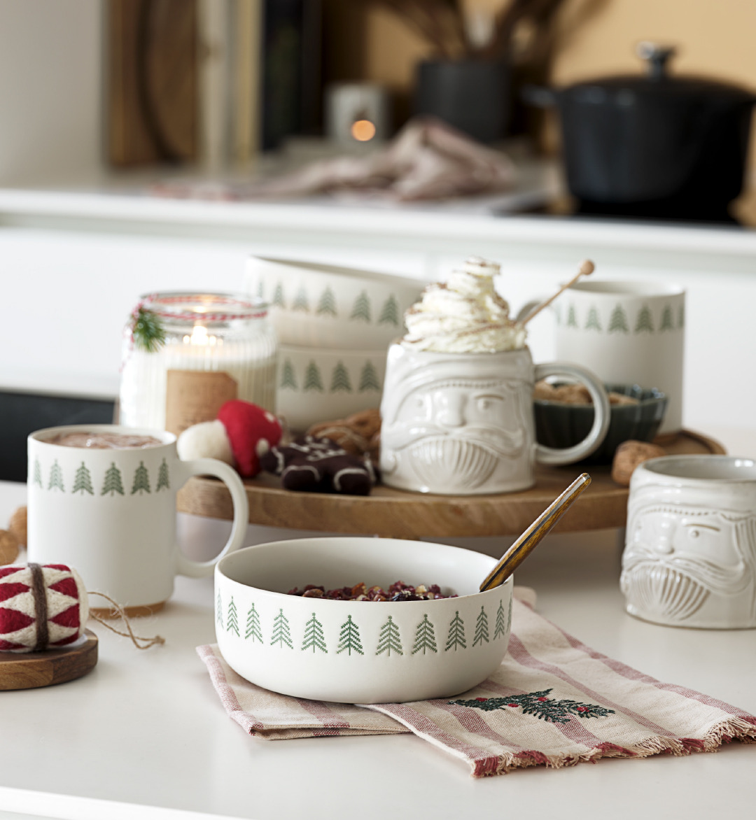 Vaisselle de Noël FREKI avec mug et bol assortis, et mug Père Noël PYNT Vaisselle de Noël avec un bol et des mugs, accompagnés d'un torchon de cuisine