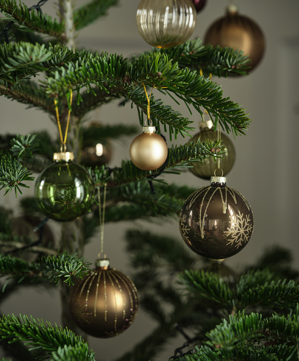 Boules GALDER dans les tons bruns avec paillettes Un arbre de Noël décoré de boules scintillantes