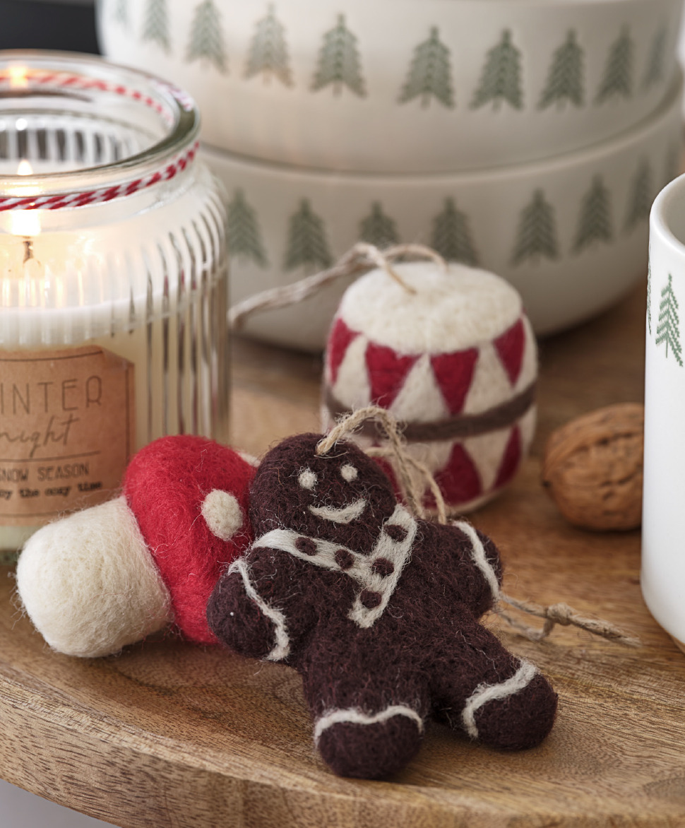 Weihnachtsbaumschmuck aus Filz in Form eines Lebkuchenmanns, einer Trommel und eines Pilzes