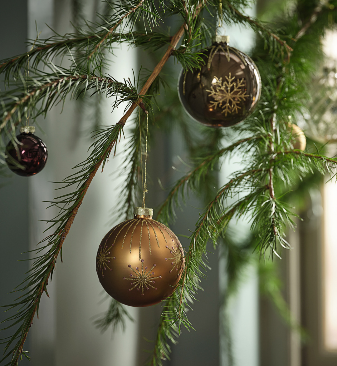Boules GALDER avec paillettes Une branche décorée de boules dans des tons terreux avec des paillettes