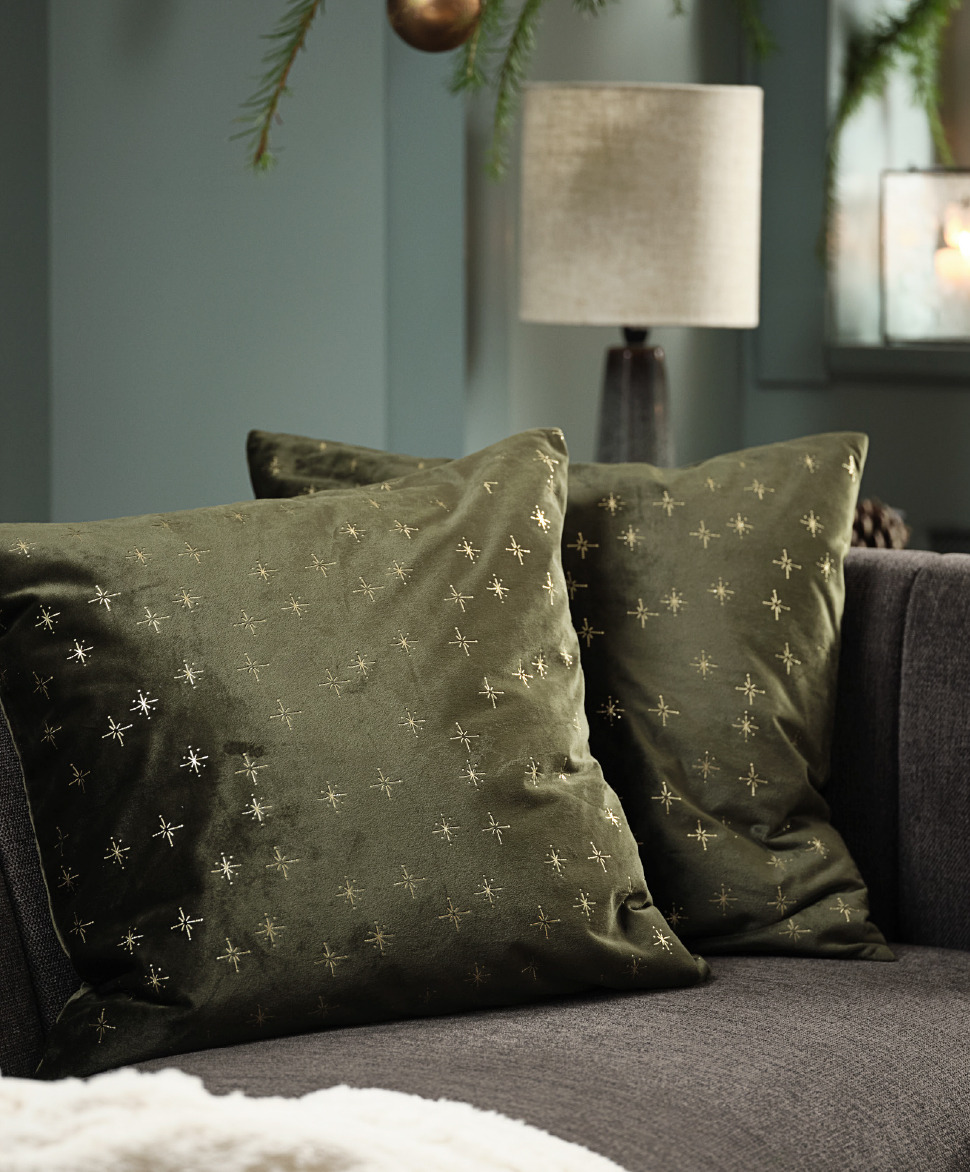 Coussin décoratif ALVALDE vert en velours avec étoiles dorées Coussin décoratif vert avec étoiles dorées