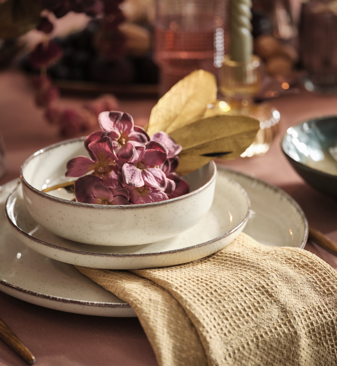 Vaisselle FERDUS Une table dressée avec des bols et des assiettes