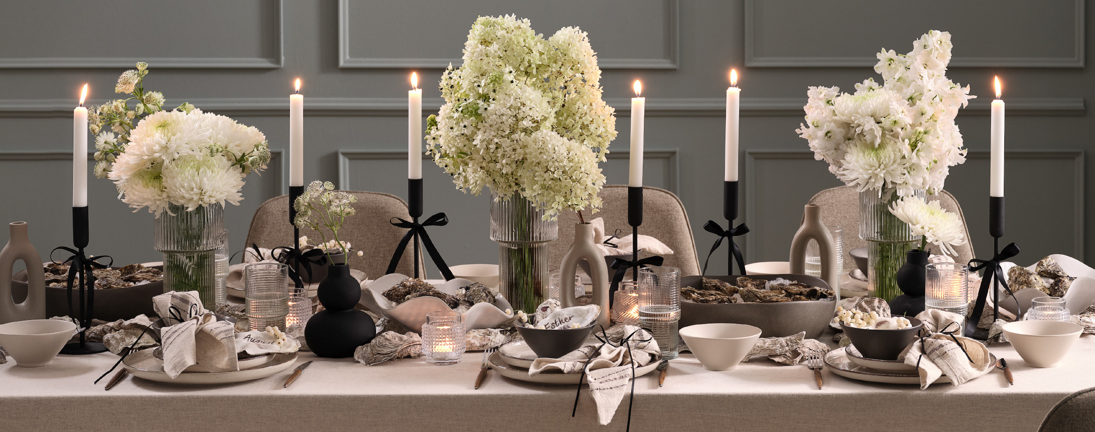 Décoration de table avec des fleurs claires centrées sur une table