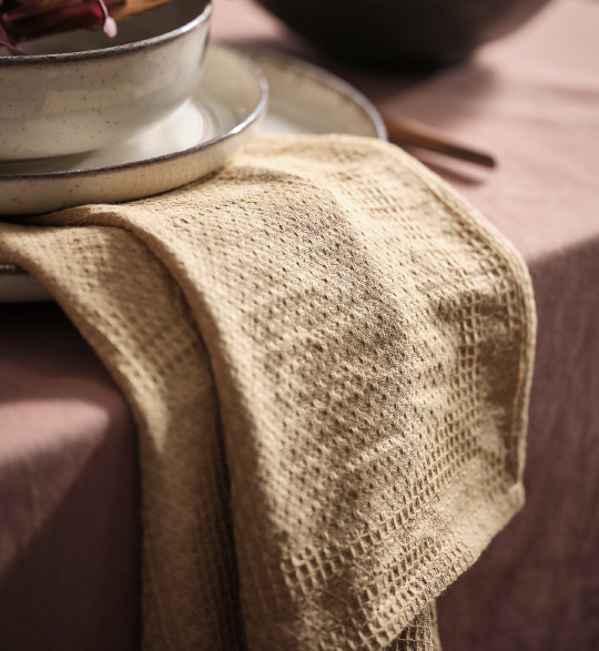 Le torchon de cuisine ROME peut être utilisé comme serviette en tissu Une serviette en tissu jaune ajoute de la couleur à la table