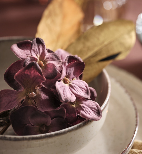 Hortensia artificiel STIAN en bordeaux Les fleurs artificielles colorées donnent vie à la table
