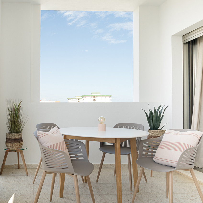 Möblierte Terrasse mit Tisch, Stühlen und Dekoration