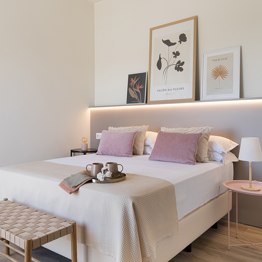 Möbliertes Schlafzimmer mit Bett, Bank und Dekoration