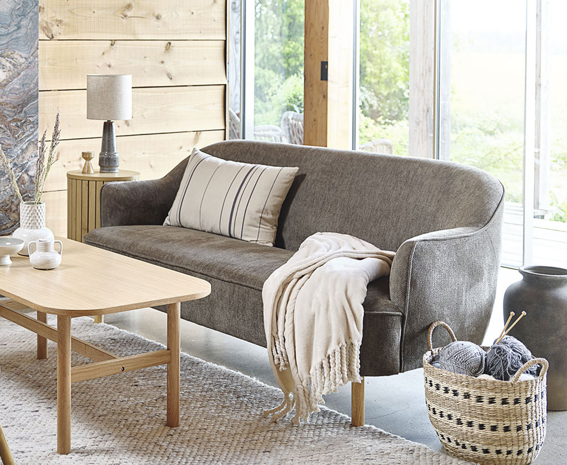 Grünes 2,5-Sitzer-Sofa, arrangiert mit Couchtisch und Wohnaccessoires