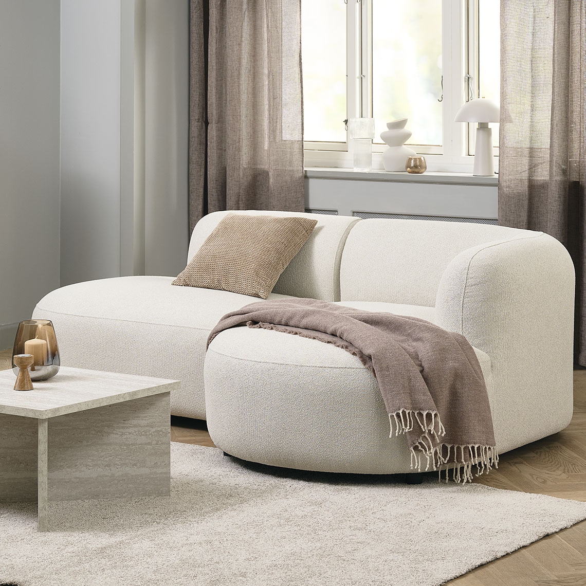 Beigefarbenes 2-Sitzer-Sofa mit runden Formen