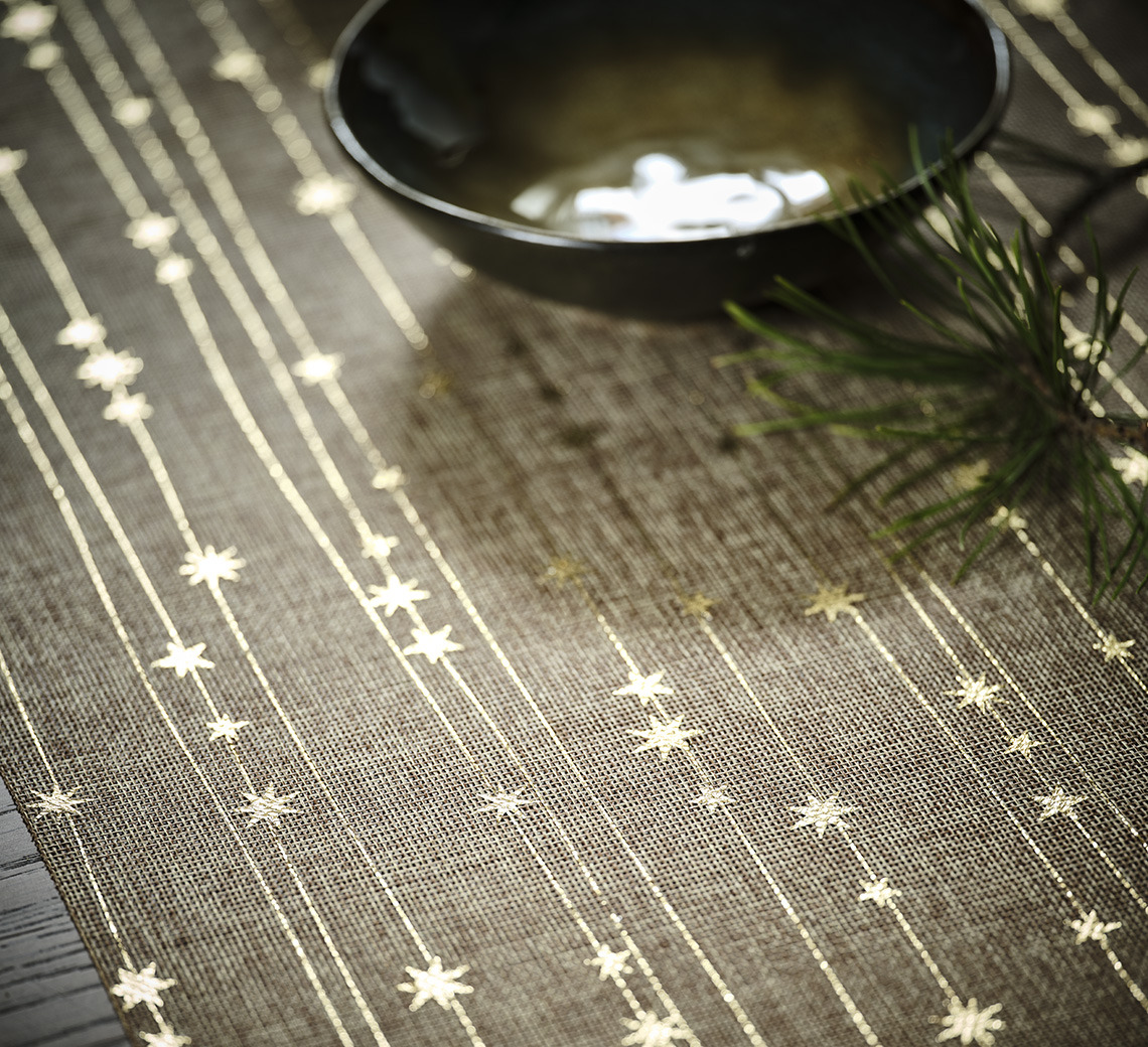 Table de salle à manger avec un chemin de table de Noël