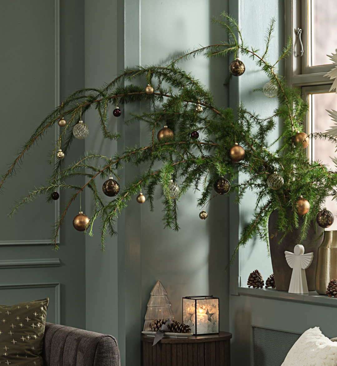 Un albero di Natale decorato con varie palline nei toni del marrone con glitter Un albero di Natale decorato con varie palline nei toni del marrone con glitter