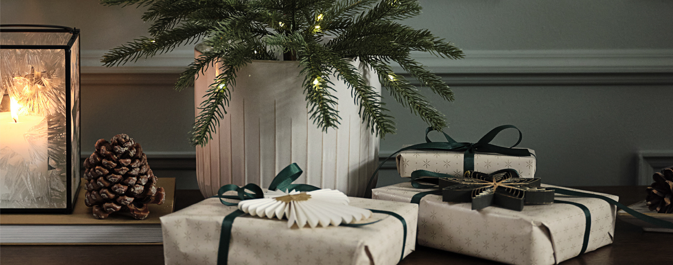 Regali di Natale su una credenza con un albero artificiale Regali di Natale su una credenza con un albero artificiale