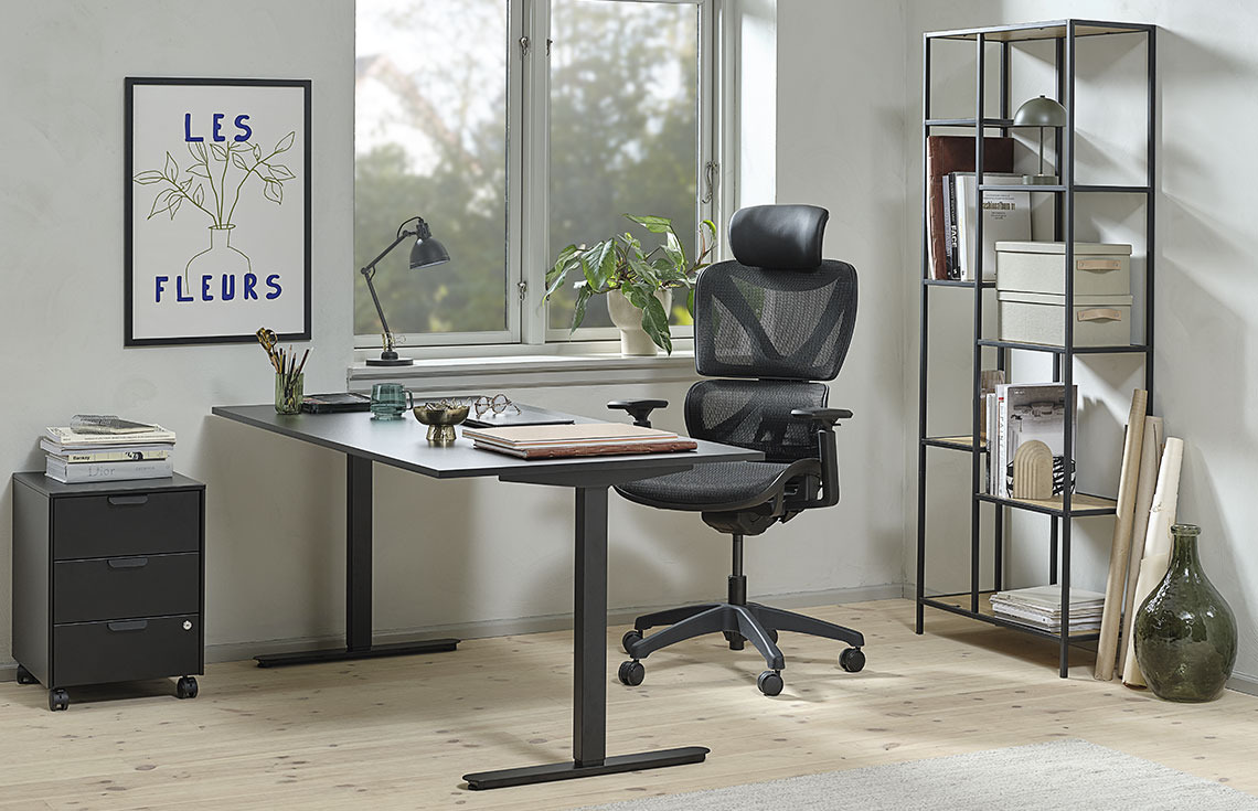 SVANEKE höhenverstellbarer Schreibtisch, VARPELEV Bürostuhl und TRAPPEDAL Bücherregal Homeoffice mit Stehschreibtisch, Bürostuhl und Bücherregal