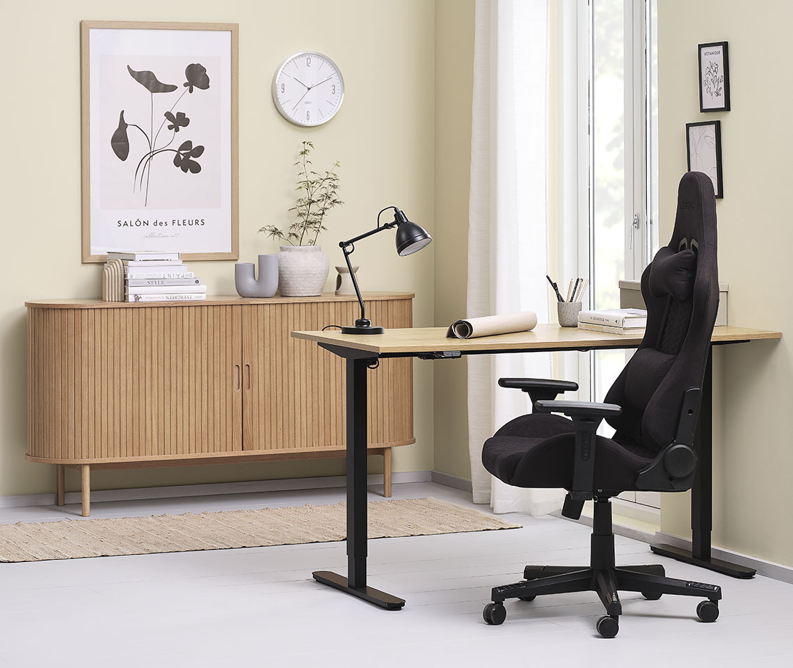 Homeoffice mit SVANEKE höhenverstellbarem Schreibtisch, NIBE Gaming-Stuhl und LYNGVIG Sideboard Gemütliches Homeoffice mit Stehschreibtisch, Gaming-Chair und praktischem Sideboard