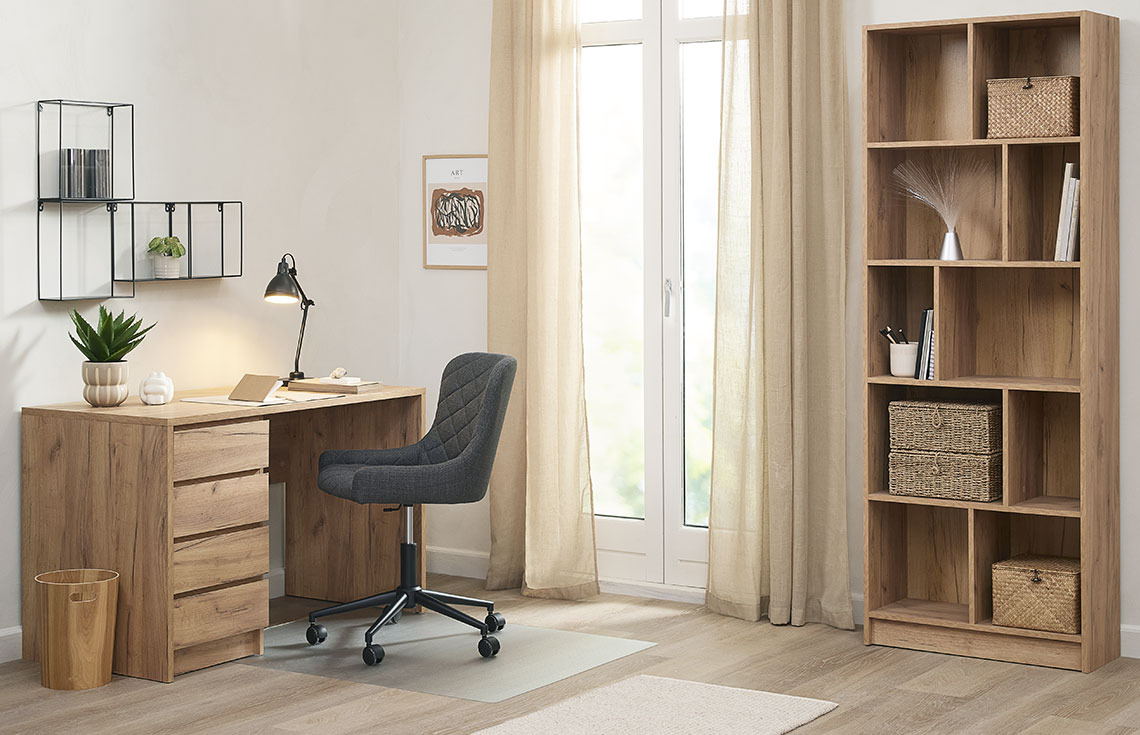 LIMFJORDEN Schreibtisch, PEBRINGE Schreibtischstuhl und MOSBJERG Bücherregal Homeoffice-Einrichtung mit Schreibtisch, elegantem Bürostuhl und Bücherregal