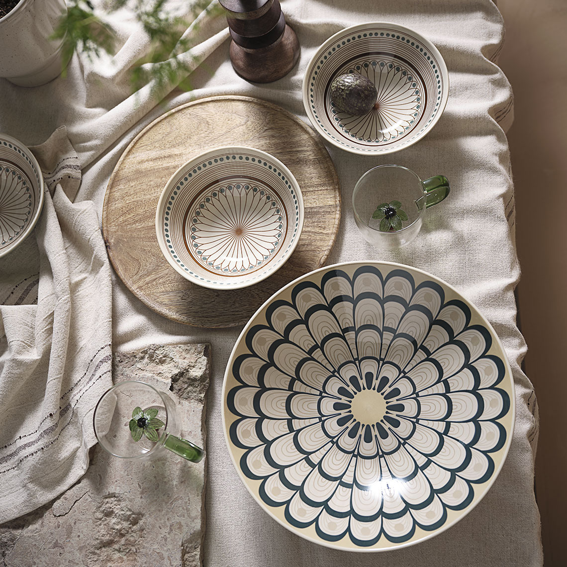 Table avec nappe, tasses et bols