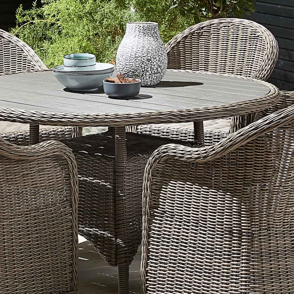 Gartentisch und Stühle aus synthetischem Rattan oder Polyrattan