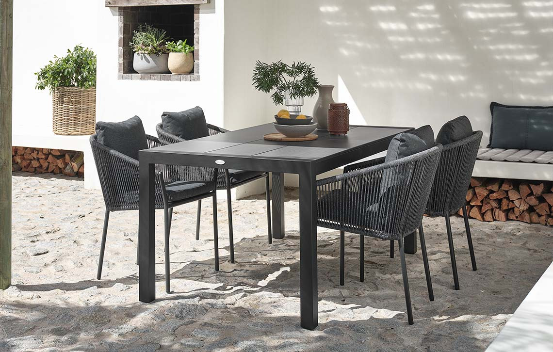 Table de jardin avec plateau en bois composite et chaises de jardin avec coussins à séchage rapide