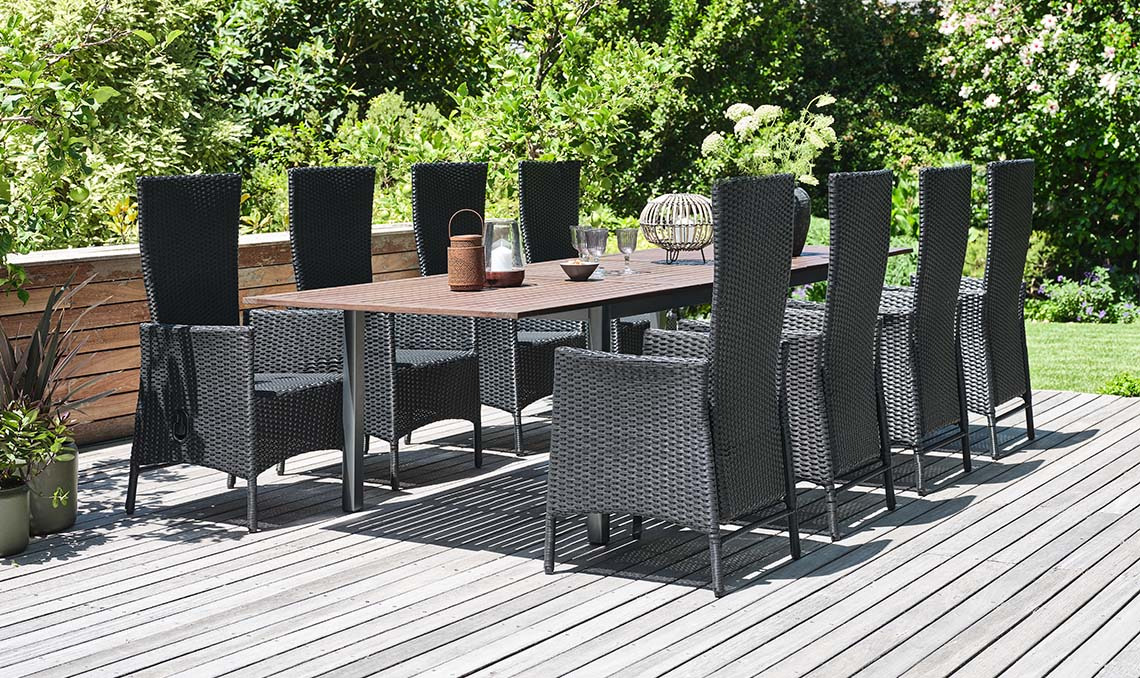 Grande table de jardin et chaises pour 8 ou 10 personnes sur le patio dans le jardin