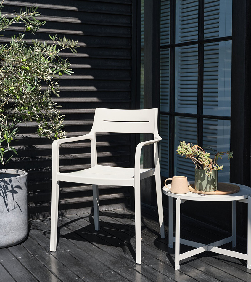 La sedia da giardino INGSTRUP è disponibile in beige e verde oliva Sedia da giardino beige