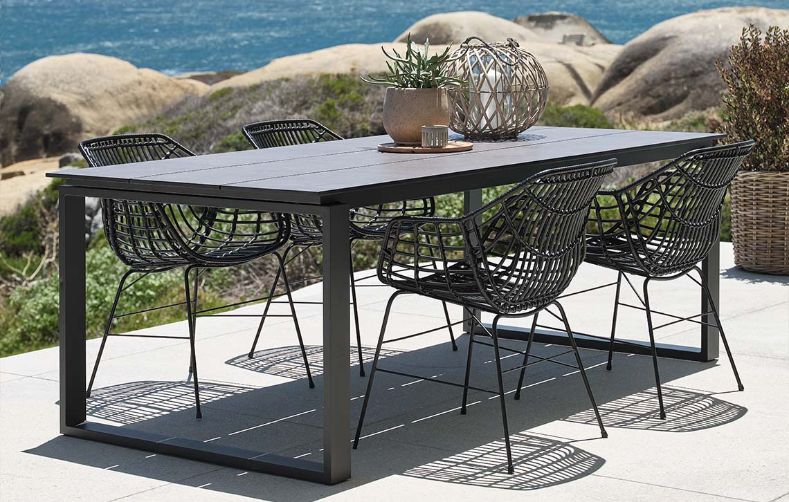 Table de jardin SONNERUP avec plateau en bois composite et chaises de jardin ILDERHUSE Table de jardin avec plateau en bois composite et chaises de jardin sur le patio