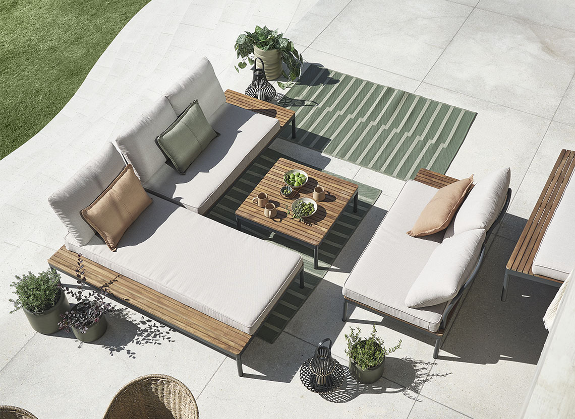 Garten-Lounge-Set aus verschiedenen Modulen auf einer Terrasse