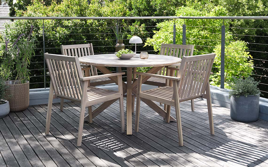 Table de jardin FUGLSAND et chaises de jardin RADSTED en bois d'acacia massif certifié FSC Meubles de jardin en bois dur : Table de jardin ronde et quatre chaises de jardin en bois certifié FSC