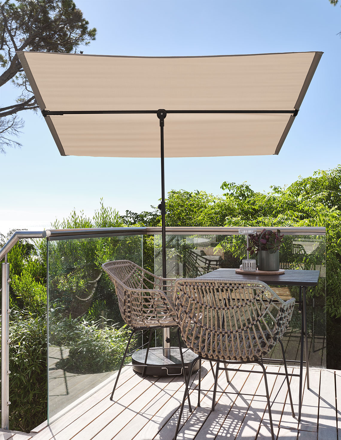 Parasol de balcon sur un balcon avec un ensemble bistrot