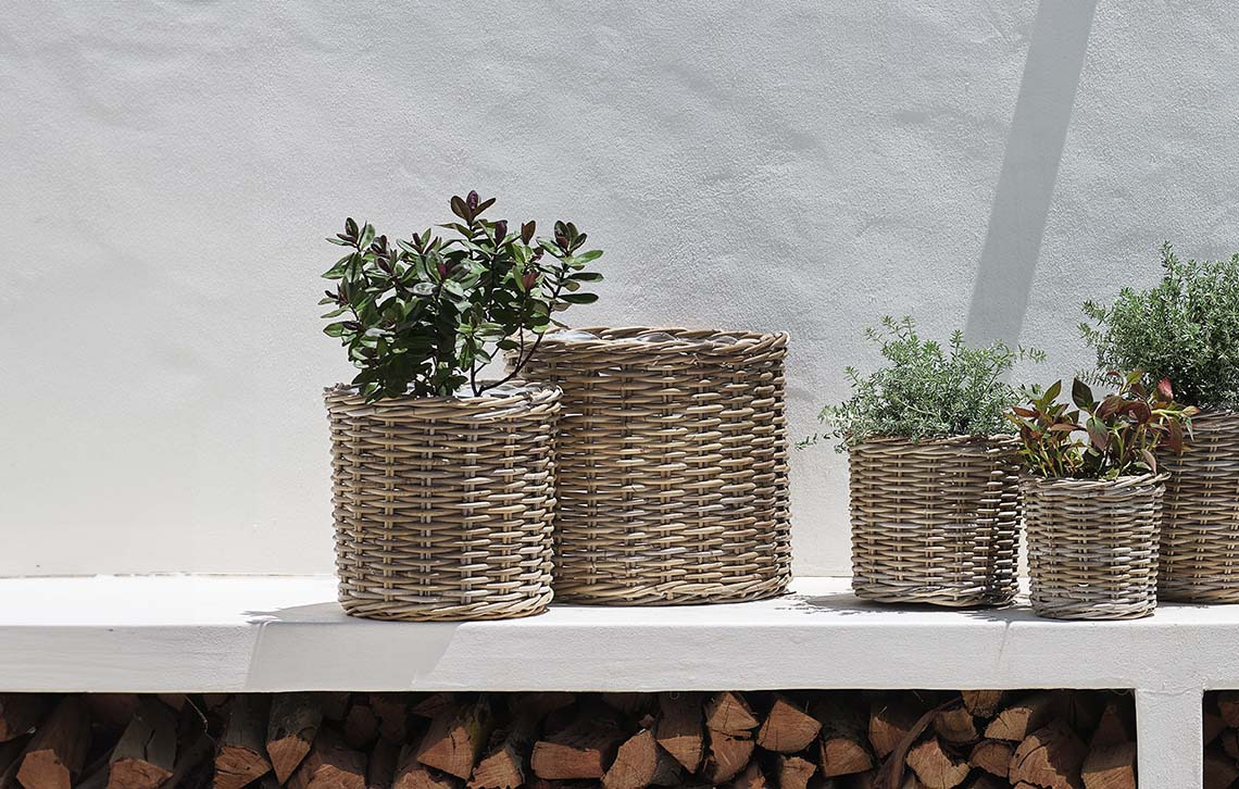 Jardinières en rotin et en osier de différentes formes et tailles