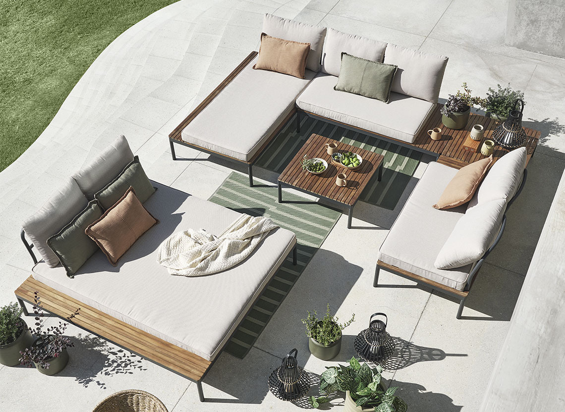 Garten-Lounge-Set aus verschiedenen Modulen auf einer Terrasse