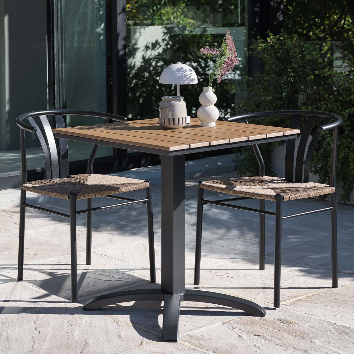 Table de Jardin sans entretien et chaises de jardin de style moderne sur un patio