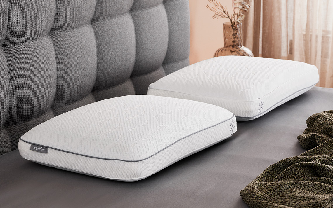 VARDO Memory-Foam-Kissen mit kühlender Gelschicht und kühlendem Bezug Kühlende Kissen mit Memory-Foam-Füllung und kühlendem Bezug auf dem Bett