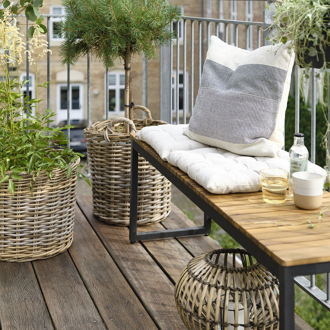 Banc de jardin UGILT Banc de Jardin en bois et métal sur un petit balcon avec des plantes et des bacs à fleurs