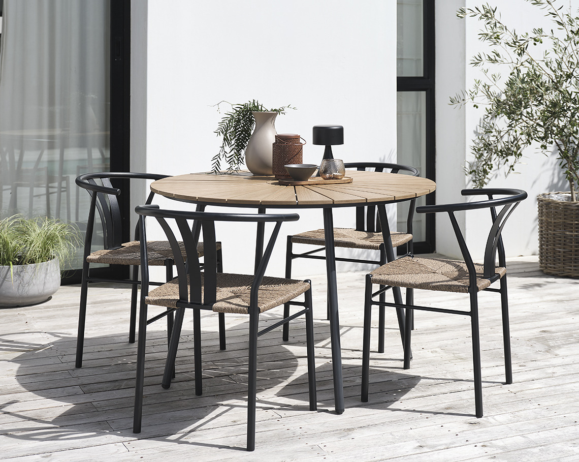 Tavolo da giardino RANGSTRUP con diametro di 130 cm e sedie da giardino TAGMARK Tavolo da giardino rotondo con quattro sedie da giardino in un patio