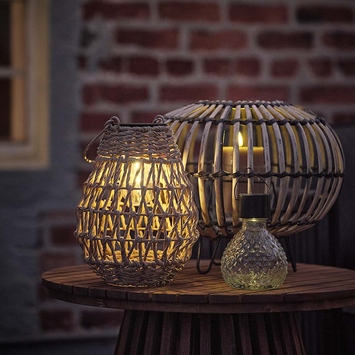  Aussenlaterne, Solarlaterne und Solargartenleuchte, die nachts ein warmes Licht abgeben