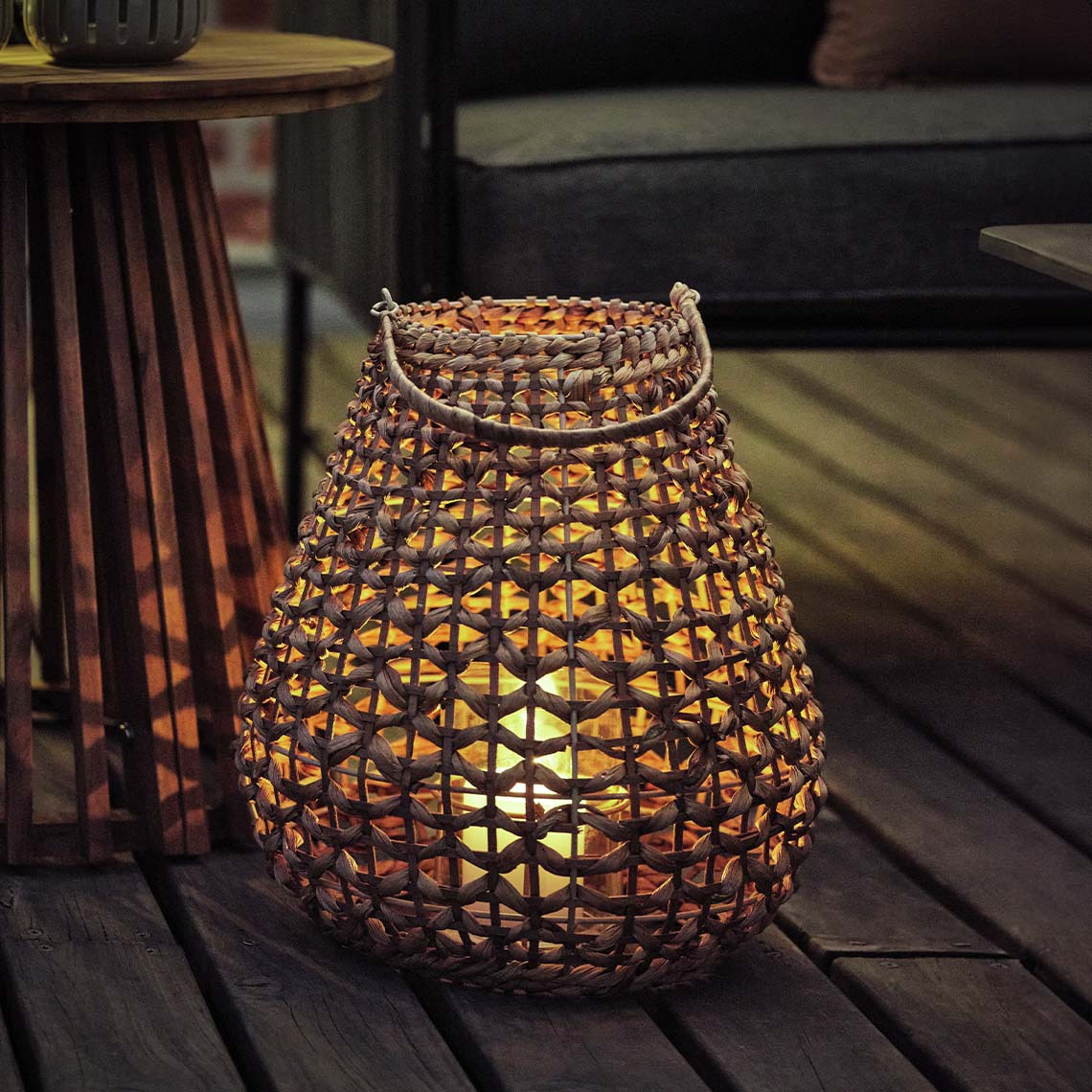 Gartenlaterne aus geflochtener Wasserhyazinthe auf der Terrasse