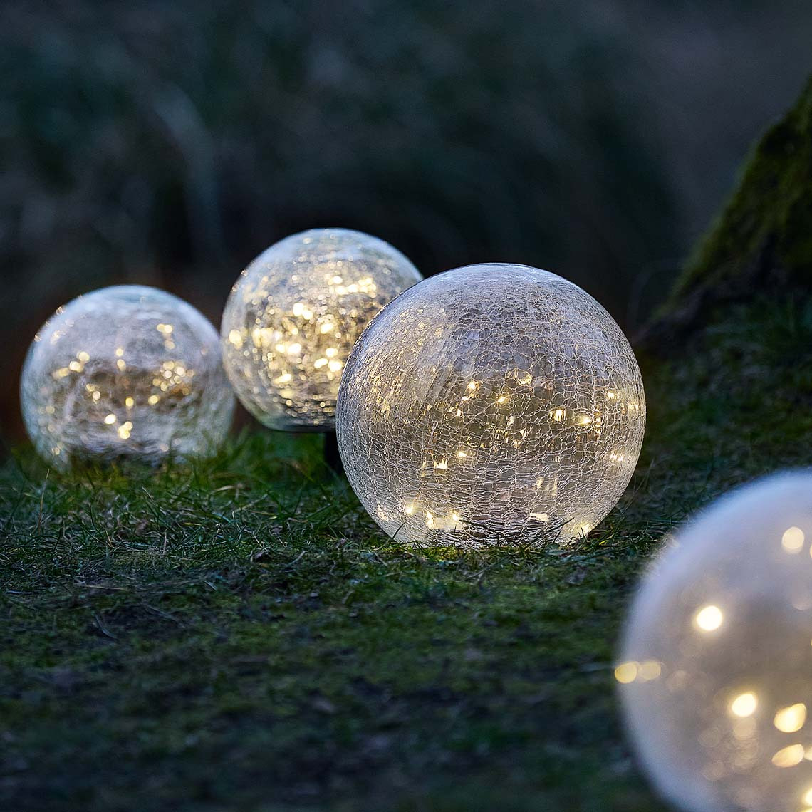 La lampada solare HAVSVALE è disponibile in due dimensioni Lampade solari rotonde in vetro