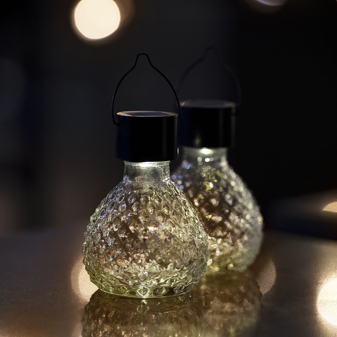 Kleine Solarlampe, die nachts warmes Licht abgibt