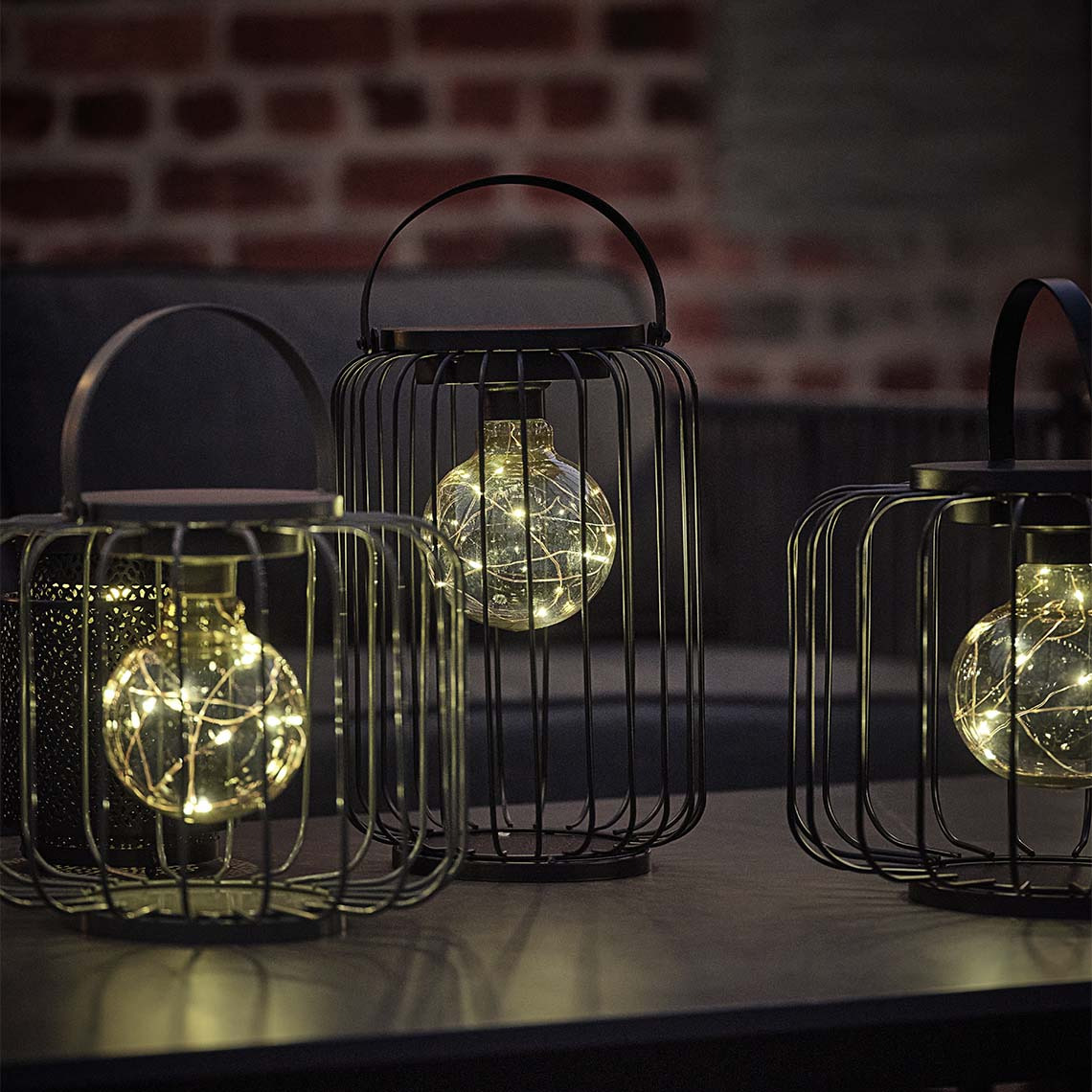 Batteriebetriebene Aussenleuchte mit offenem Stahldrahtrahmen und dekorativer LED-Glühbirne