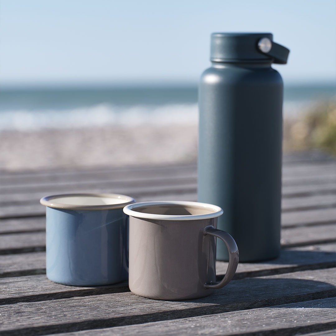 Les gobelets et la bouteille thermique sont parfaits pour le camping ou les pique-niques.