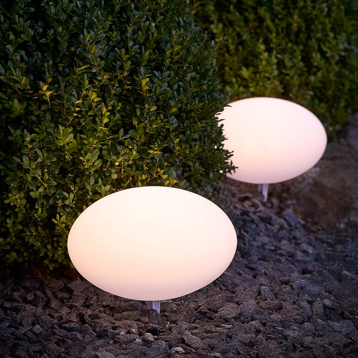 La lampada solare HAVESANGER è disponibile in due dimensioni Lampade solari rotonde bianche con luce morbida e calda