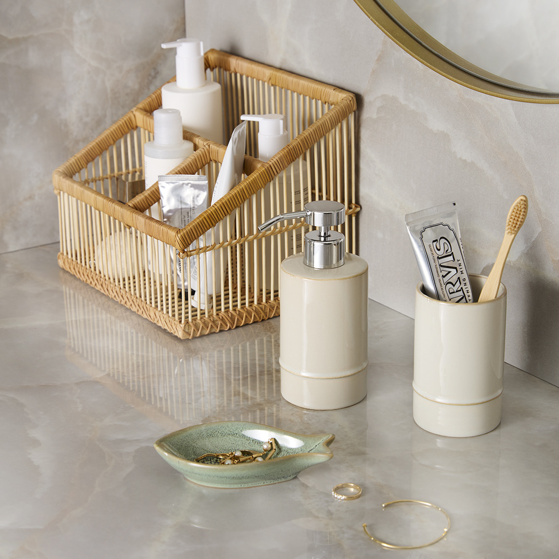Distributeur de savon et porte-brosses à dents SMEDBY, vide-poche TIMMELE et organisateur en bambou HORNDAL Organisateur de maquillage en bambou, distributeur de savon et porte-brosses à dents dans une salle de bain