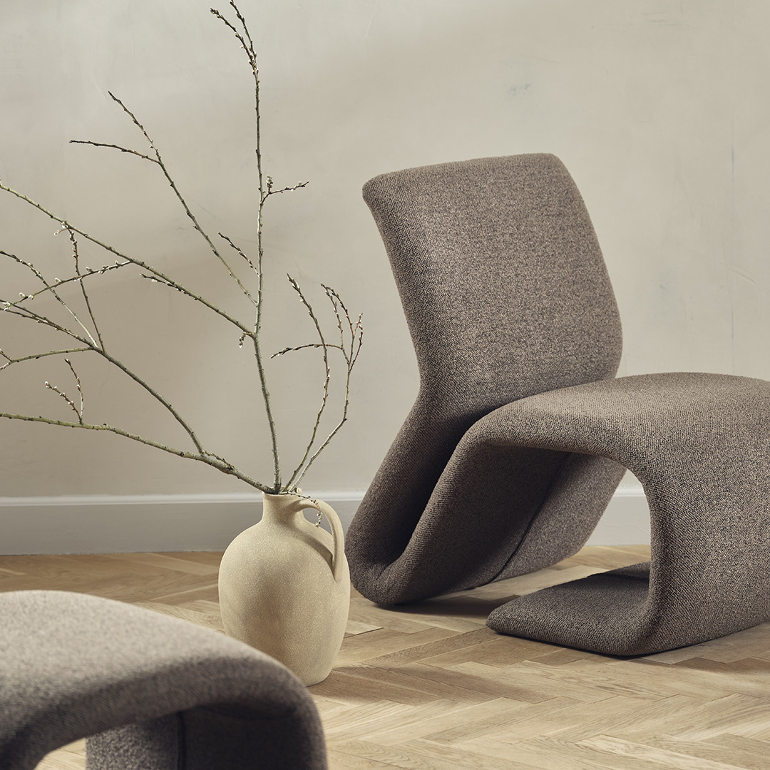 KJARTAN Vase und GULDBJERG Lounge-Stuhl Beige Vase and Lounge-Stuhl