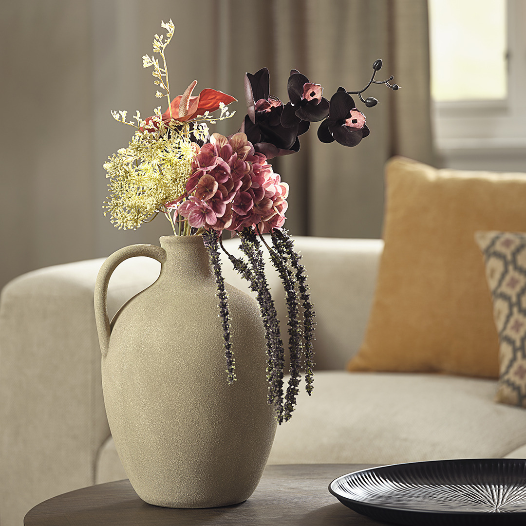 KJARTAN Vase and GODFRED Kunstblumen Vase mit Kunstblumen im Wohnzimmer