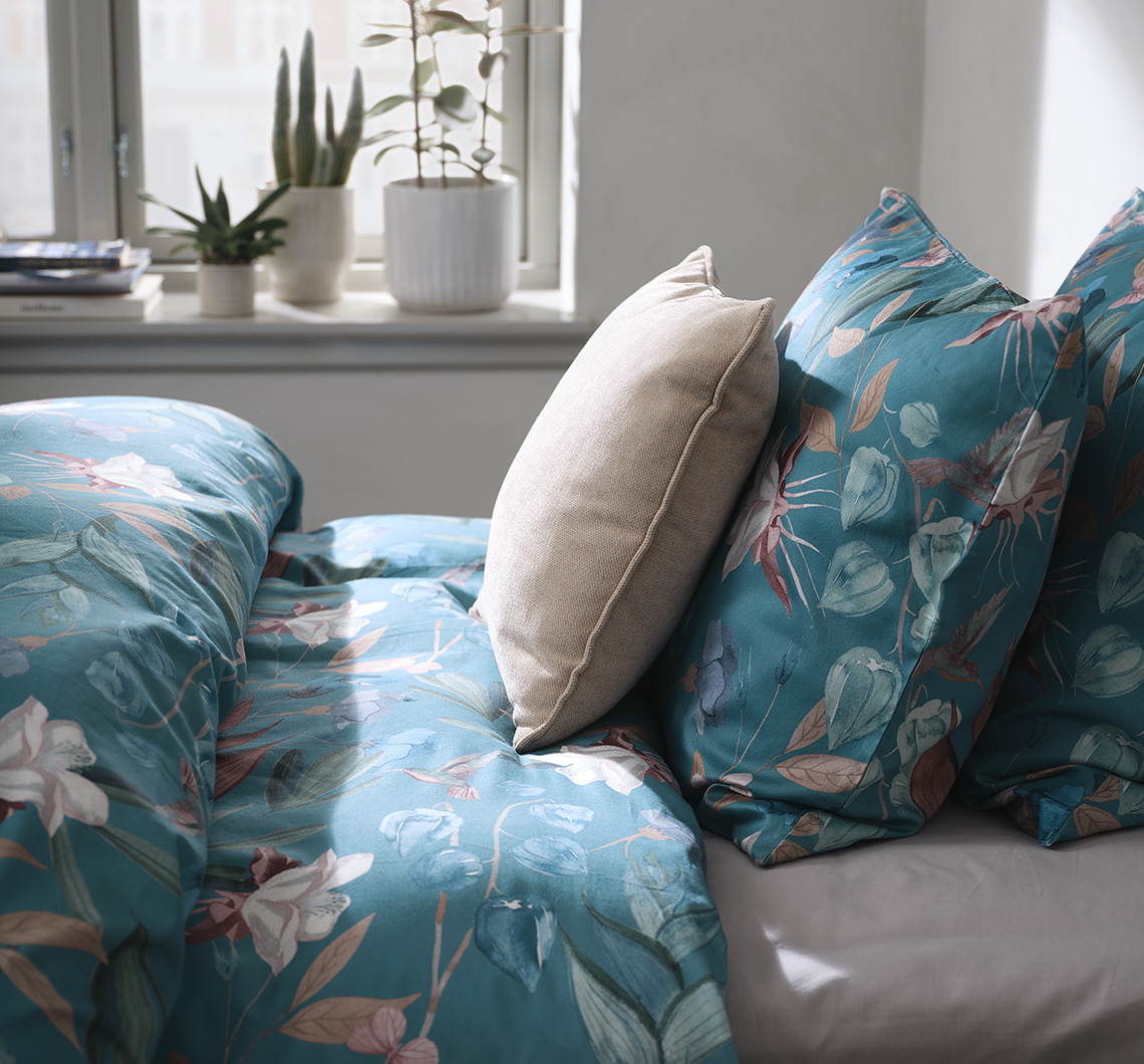 Abbina BERTHA a elementi monocromatici a contrasto per un look dinamico Biancheria da letto a fiori con un cuscino extra a contrasto