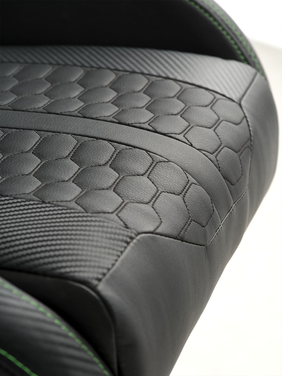 TYPE Z – RAZER EDITION™ BY LEGEND Gaming-Stuhl Sitzfläche des schwarzen Razer-Gaming-Stuhls mit erhabenem Sechseckmuster und Carbonfaser-Akzenten.