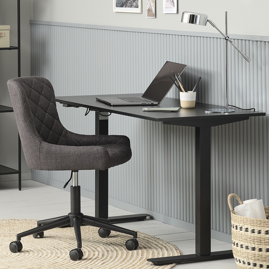 Bureau réglable en hauteur et chaise de bureau dans une pièce pour le télétravail