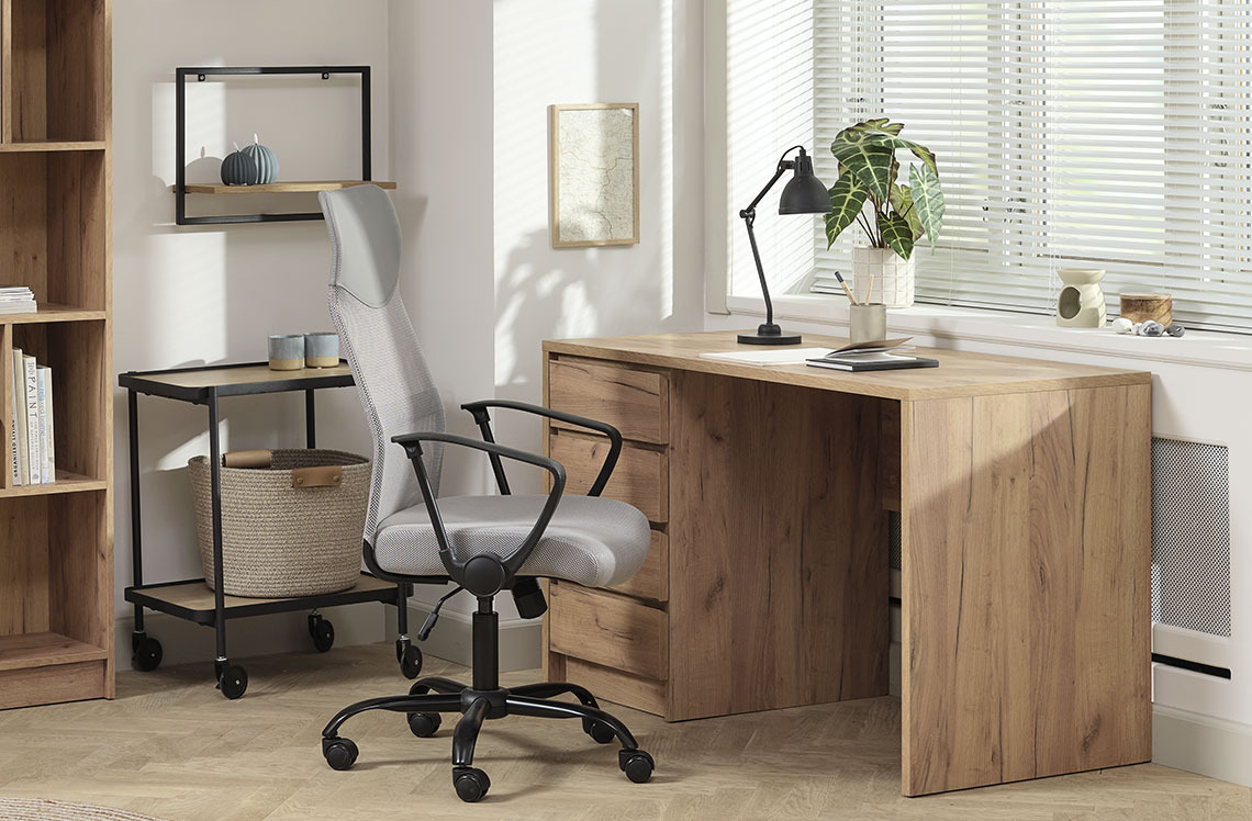 Bureau LIMFJORDEN et chaise de bureau BILLUM Un bureau avec des tiroirs dans une pièce pour le télétravail