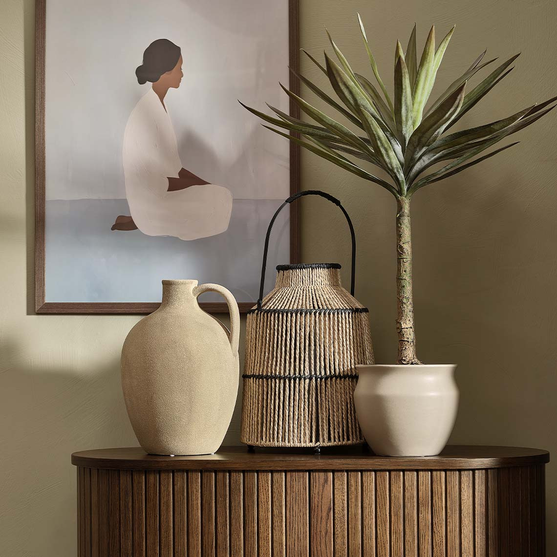 HARALDUR Blumentopf und ALAN künstliche Pflanze Künstliche Pflanze, Blumentopf und hohe Vase auf Sideboard